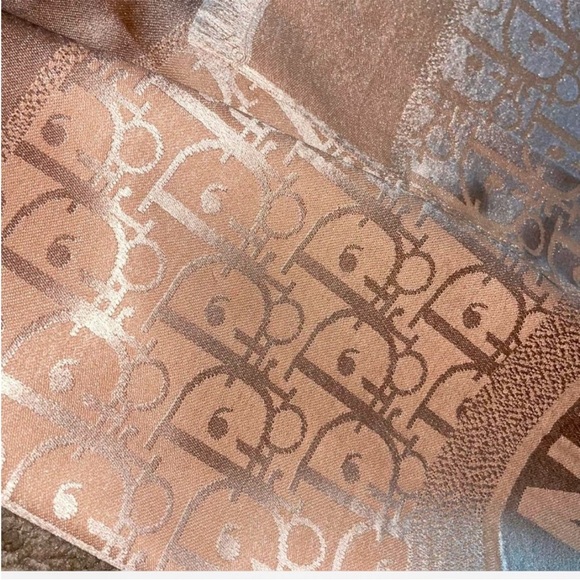 Elegant Beige Designer Scarf - Picture 3 of 6